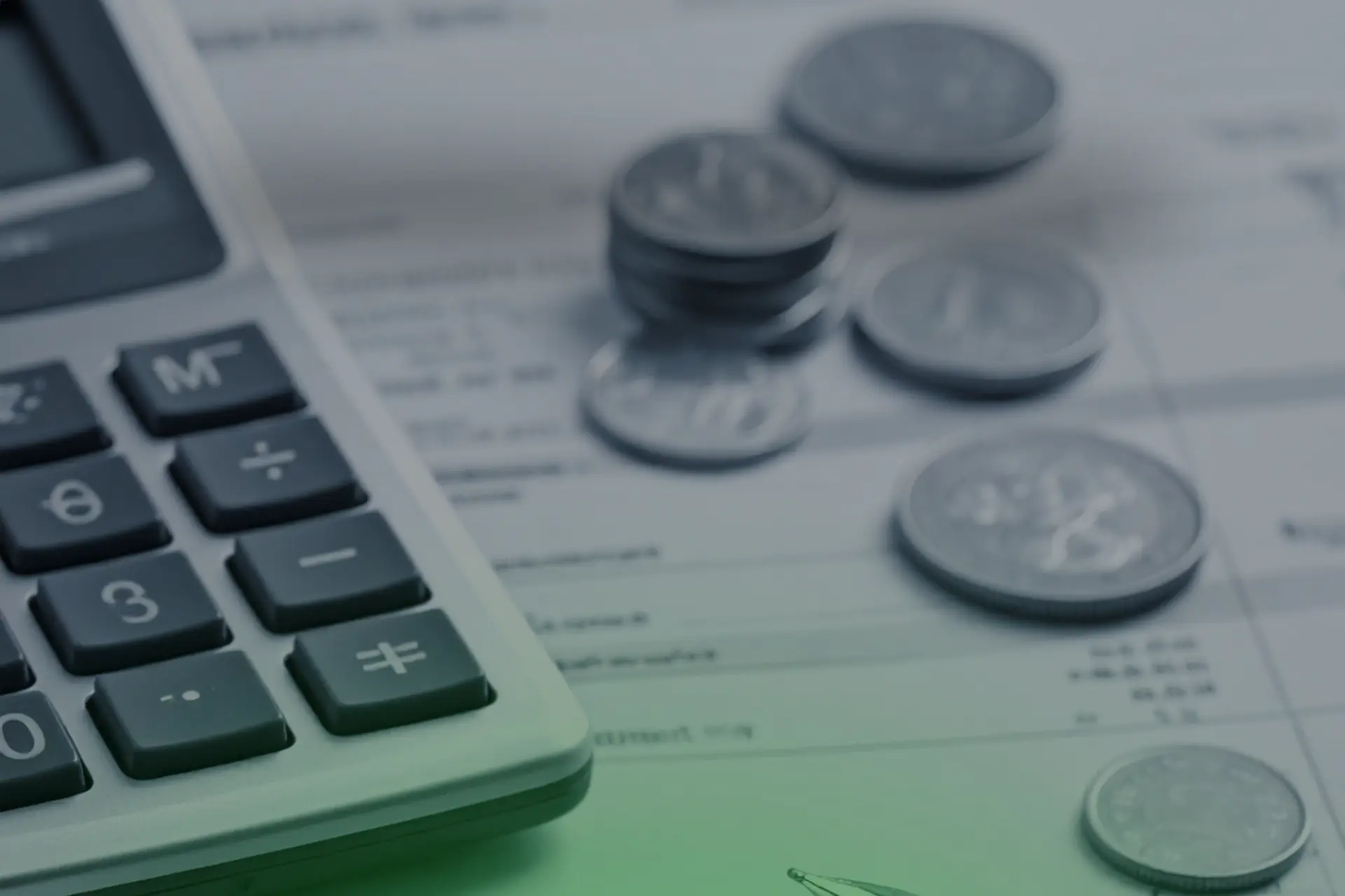 Primer plano de calculadora sobre hoja con información financiera, monedas dispersas y un bolígrafo; tonalidad verdosa suave.