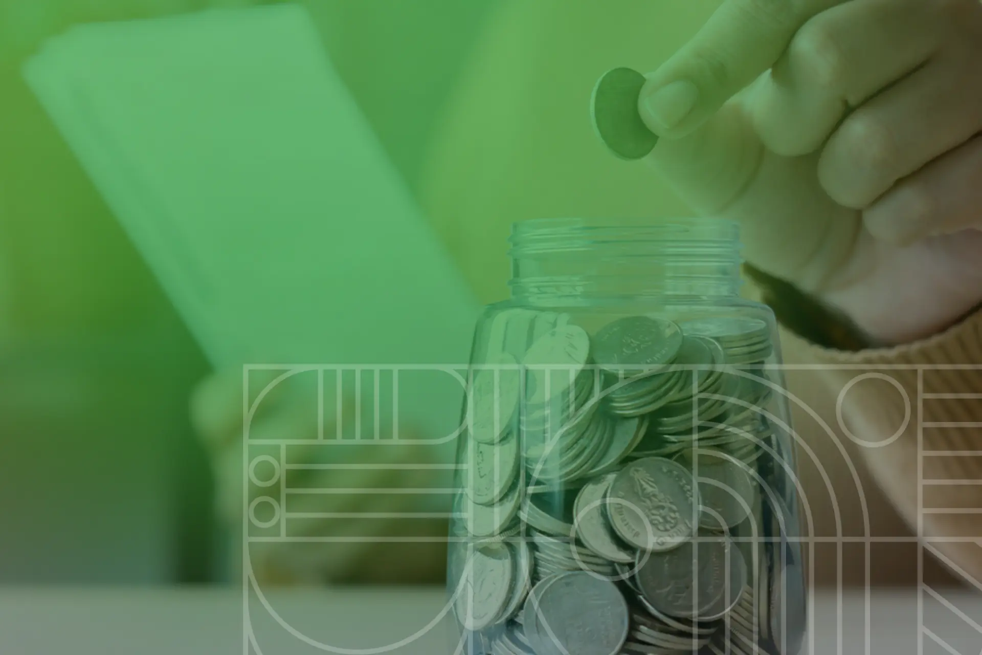 Mano colocando una moneda en un frasco transparente lleno de monedas, con una factura desenfocada al fondo y diseño gráfico moderno en la parte inferior.